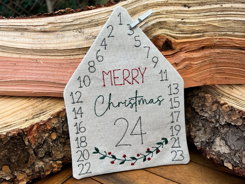 Preview: Adventskalenderhaus aus Stoff Merry Christmas - ITH-Stickdatei